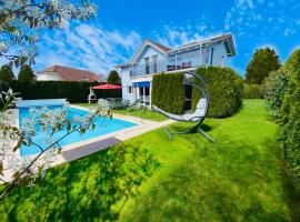 Villa with Pool - Leon's Holiday Homes，位于Dottikon的度假屋