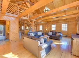 Athol Cabin with Deck and Fire Pit, 10 Mi to Lake，位于Athol的酒店