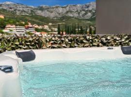Apartment Relax near Split with Jacuzzi，位于斯林的高尔夫酒店