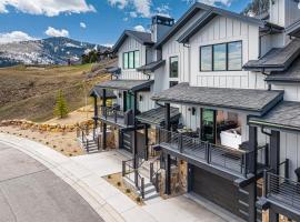 Walk to Gondola! Lux Canyons Village Living with Private Hot Tub，位于帕克城的乡村别墅