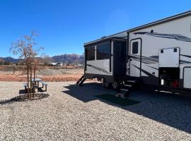 Unique 2 Bedroom Campsite on the backside of Zion，位于Apple Valley的露营地