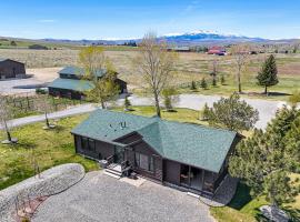 Serene Yellowstone Country Retreat with Deck and Views，位于科迪的酒店