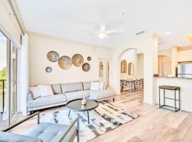 Bright 2BR Condo with Pool and Hot tub - near Disney!，位于奥兰多的酒店