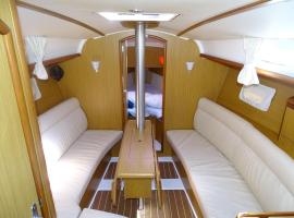 Bed on Boat 32021 corfu，位于Agios Rokkos的船屋