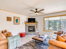 Tahoe Area Townhome with Hot Tub Access, Near Skiing，位于斯德特莱恩的酒店