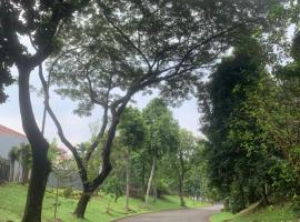 Green Suburban Residence，位于Cicentang的度假屋