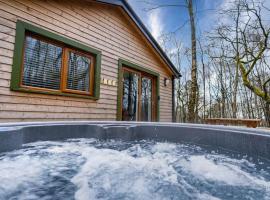 Padley; woodland lodge with hot tub for 2-4 in the Staffordshire Moorlands，位于Oakamoor的带按摩浴缸的酒店