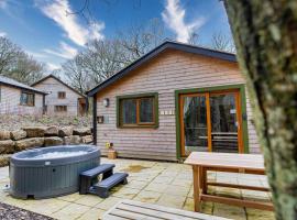 Padley; woodland lodge with hot tub for 2-4 in the Staffordshire Moorlands，位于Oakamoor的酒店