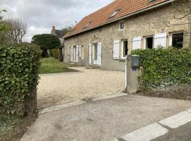 Charming country house with a garden 3 km from Omaha Beach，位于Asnières-en-Bessin的度假短租房