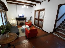 Casa amplia para 5 personas y cochera, a pasos del centro，位于拉普拉塔的酒店