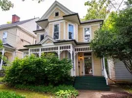 Spacious Historic House Near Louisville Sites