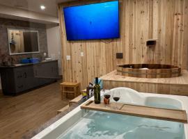 Luxury suite with Sauna and Spa Bath - Elkside Hideout B&B，位于坎莫尔的旅馆