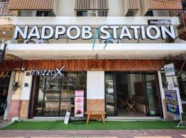 NADPOB Station นัดพบสเตชั่น，位于Ban Tha Kham素叻他尼火车站附近的酒店