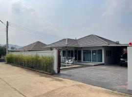 Saeng Neua Pool Villa Kaeng Krachan แสงเหนือพูลวิลล่าแก่งกระจาน，位于班康卡臣的别墅