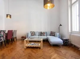 Spacious Apartment in Historic Centre & FREE Parking