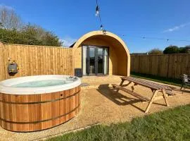Lois' Pod with Hot Tub, Near Airport