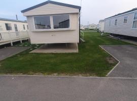 Charming 3-Bed Lodge in Clacton-on-Sea，位于滨海克拉克顿的酒店