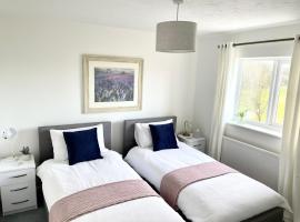 Comfortable and Spacious Superb Holiday Home in Llanelli, Dog Friendly，位于拉内利WWT拉内利附近的酒店