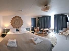 Hotel Liberte，位于斯霍尔的酒店