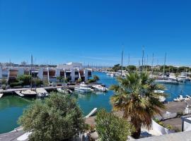 Marina Exceptionnelle - 8 pers - 120 m2 vue mer - Suites Parentales - Cinéma - Ponton，位于勒格罗-迪鲁瓦的度假屋