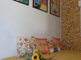 Petit g&icirc;te La vigne est belle - 2 &eacute;toiles- Sud Charente，位于Lagarde-sur-le-N&eacute;的带热水浴缸的酒店