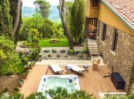 Majestic Villa in Hills of Florence with Gardens Gym Jacuzzi and Sauna，位于菲耶索莱的酒店