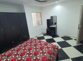 Furnished Bedrooms in villa with shared living room Sharjah，位于沙迦的酒店