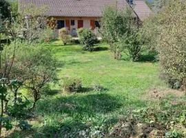 Villa dans vaste jardin arboré