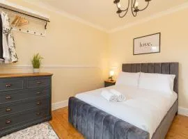 Newcombe - Sleeps Up to 8 - Close to Northampton Town Centre & Train Station - Fast Wifi, Free Parking, SmartTV with Netflix by Centro Stays