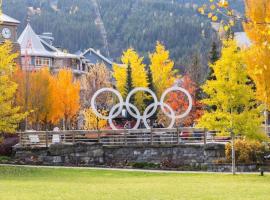 Bear Lodge, Whistler Village - Spectacular Location on Village Stroll, Designer Remodel，位于惠斯勒的酒店