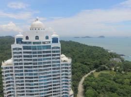 Exclusive Luxury Condo Playa Bonita Beach minutes to City life，位于巴拿马城的公寓