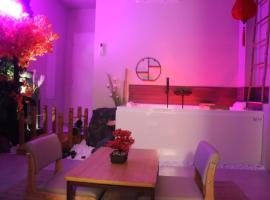Loveroom Japon avec balnéothérapie，位于土伦的酒店