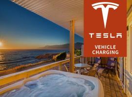 Stunning Oceanview Shelter Cove! Private Hot Tub! Oceanfront! Tesla EV station，位于Shelter Cove的酒店