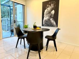 The place to stay in Canberra - parking and wi-fi，位于Ginninderra的酒店