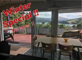 Akaroa Sunshine Views and Spa Pool !!!，位于阿卡罗阿的酒店