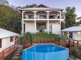 Apricari House Stunning Views 3 BDRM and Pool，位于罗阿坦的酒店
