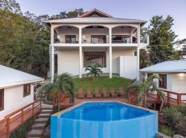 Apricari House Stunning Views 3 BDRM and Pool，位于罗阿坦的别墅