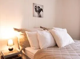 5 mins to City center in Bright & Cozy stay
