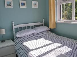 Chy Lowen Private rooms with kitchen, dining room and garden access close to Eden Project & beaches，位于Saint Blazey的旅馆