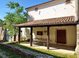 Wunderschönes Ferienhaus in Kotli mit Grill, gemeinschaftlichem Pool und Terrasse，位于Kotli的酒店