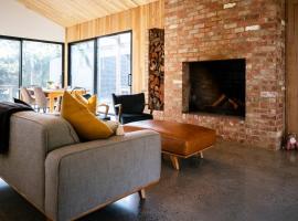 Featuring open fire place for cozy winter nights，位于雷德山的酒店