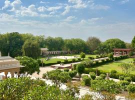 Umaid Palace - A Lakeside Resort - 25 minutes from Mehandipur Balaji - 20 minutes from Chand Baori Stepwell Abhaneri & 40 minutes from Bhangarh Fort，位于Dubbī的酒店