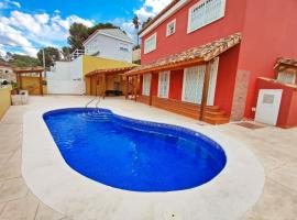 Moderno chalet con piscina，位于Real de Gandía的木屋