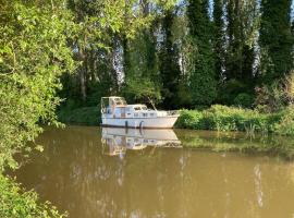 Dutch Cruiser Ship on a Tranquil Secluded River，位于汤布里奇的酒店