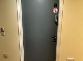 Private room in a shared flat (Room B)，位于阿什顿下安林恩的酒店