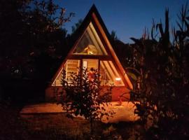 Village Serenity Cottage with outside toilet，位于波德戈里察的露营地