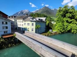 Spacious cellar studio surrounded by mountains and lake，位于Schwanden的酒店