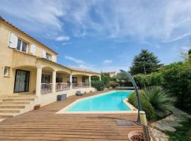 Villa La Colline - 5 chambres avec piscine chauffée，位于Vailhauquès的酒店