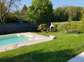Piscine chaufée à proximité de Blois et du zoo de Beauval，位于Saint-Bohaire的酒店