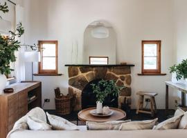 Secluded Stone Cottage perfect for Couples Escape - Waterfalls，位于Basket Range的酒店